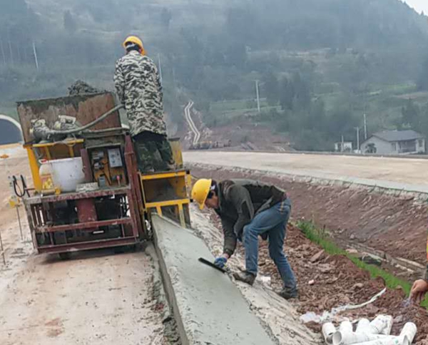 35公分高異型路肩成型機施工中