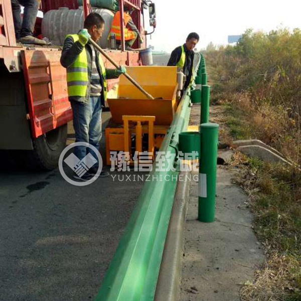 寶雞混凝土攔水帶機(jī)施工現(xiàn)場